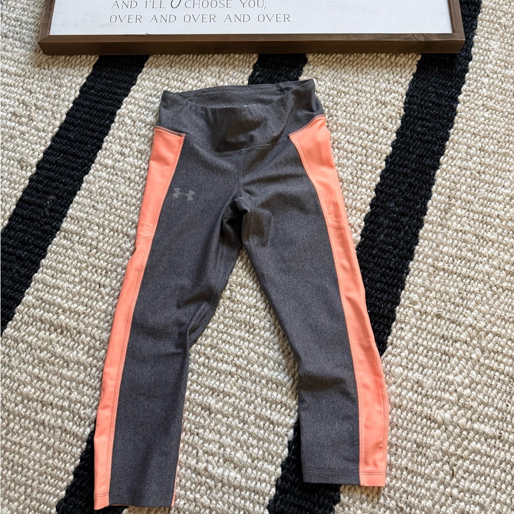Under Armour UA Womens Small Heat Gear Compression Capri Leggings Gray Peach EUC
